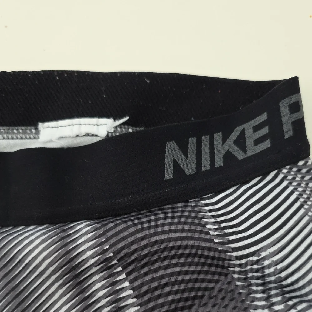 Nike Pro Hypercool Frequency Capri Leggings Black Gray Women Size Medium Gymcore